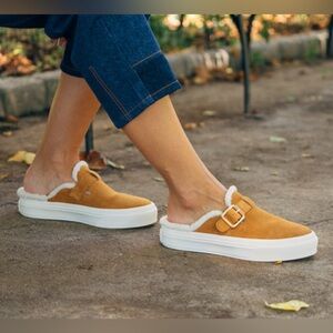 J/Slides Gilly Faux Fur Lined Platform Slip-On Slide Mules Camel Suede Buckle 9